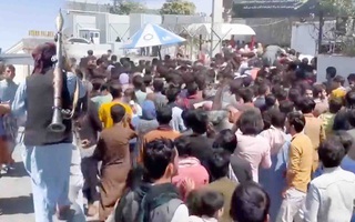 Video: Taliban nổ súng chỉ thiên để giải tán biển người ở sân bay