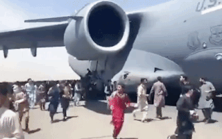Video: Mỹ điều tra vụ máy bay quân sự cất cánh từ Kabul cán chết người