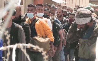 Video: Căng thẳng tại sân bay Kabul, Mỹ siết chặt bên trong, Taliban chặn các lối vào