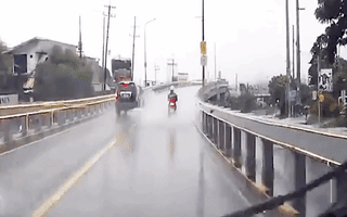 Video: Tình huống giao thông thót tim, lao vào vũng nước trên cầu vượt, ngã ngay trước đầu xe