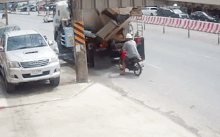 Video: Người đàn ông suýt bị xe trộn bê tông 'nghiền nát' trong lúc đang lùi, không tin mình thoát chết