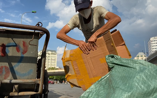 Video: Nhóm công nhân mất việc tá túc gầm cầu, nhặt ve chai kiếm sống ở Hà Nội