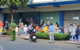 Video: Người dân đến mua hàng đông, một siêu thị ở quận 3 phải tạm đóng cửa