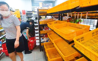 Video: Nhiều người đi mua thực phẩm, thuốc men, có lúc siêu thị không kịp đưa hàng lên kệ