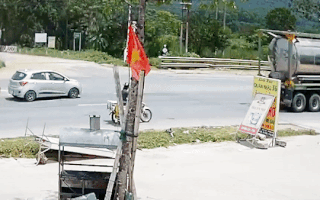 Video: Ôtô bẹp dúm sau khi bị 2 xe tải 'tông qua đâm lại' ở Thanh Hóa