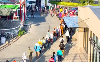 Video: Người dân TP.HCM xếp hàng từ mờ sáng để chờ siêu thị mở cửa
