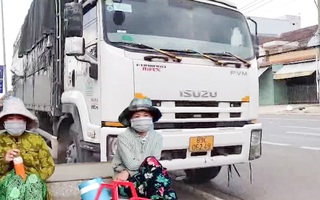 Video: Xử phạt tài xế và 11 người trốn trên thùng xe tải để 'thông chốt'