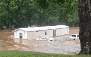 Video: Xe, nhà... bị cuốn trôi theo dòng nước cuồn cuộn do bão lũ ở Mỹ