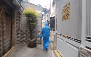 Video: Bác sĩ quân y ôm bình oxy đến hỗ trợ F0 tại nhà ở TP.HCM