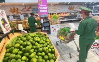Video: Gần gũi hình ảnh chiến sĩ mua thực phẩm giúp dân