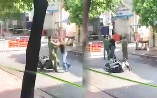 Video: Khống chế người đàn ông lao vào bóp cổ công an ở chốt kiểm soát COVID-19 tại Hà Nội