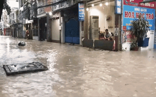Video: Mưa lớn từ chiều đến đêm, nhiều tuyến đường và nhà dân ở Biên Hòa ngập sâu