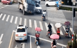 Video: Xe trộn bê tông lật trúng nhóm người chờ đèn đỏ