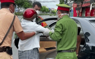 Video: Thai phụ gặp tai nạn được công an đưa đi cấp cứu