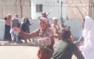 Video: Taliban nổ súng, mạnh tay chặn người dân bên ngoài sân bay và kêu gọi người tài ở lại