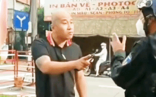 Video: Tài xế chống đối, dọa 'giết cả nhà' cảnh sát tại chốt kiểm soát dịch ở Bình Dương