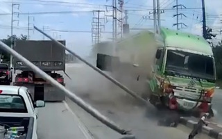Video: Xe tải mất thắng, 'cày' nát dải phân cách ở Thái Lan