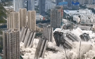 Video: Khoảnh khắc 15 tòa nhà bị đánh sập cùng lúc tạo đám khói bụi khổng lồ