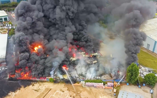 Video: Cháy lớn tại Anh, cột khói đen khổng lồ bốc cao, mùi hóa chất nồng nặc