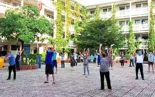Video: Bệnh nhân hào hứng tập thể dục trong sân bệnh viện dã chiến ở Phú Nhuận