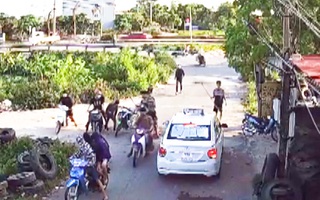 Video: Ngăn chặn kịp thời 2 nhóm thanh niên dùng hung khí đánh nhau ở Hà Nam