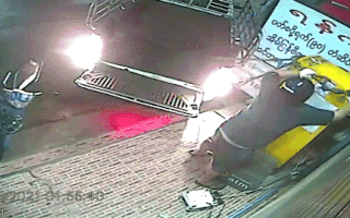 Video: Trộm dùng xe bán tải kéo ngã trụ ATM ở Thái Lan