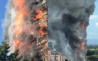 Video: Cháy lớn thiêu rụi mặt tiền của tòa nhà 20 tầng ở Italia