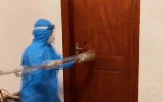 Video: Người phụ nữ F1 khóa cửa nhà, tự cởi đồ khi bị đưa đi cách ly