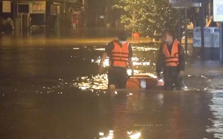 Video: Mưa lớn gây ngập sâu diện rộng ở Bình Phước, một khu phố bị cô lập trong đêm