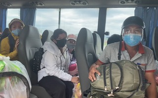 Video: Nhóm công nhân bị buộc ‘quay đầu’, được Đà Nẵng gọi xe trung chuyển đưa về Huế