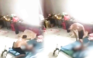 Video: Mặc cho đứa trẻ van xin 'đừng đánh con', người đàn ông vẫn bạo hành, hiện công an đã tạm giữ
