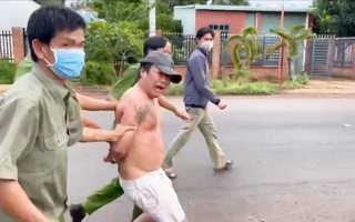 Video: Tạm giam người đấm, chửi bới lực lượng chốt kiểm soát dịch COVID-19