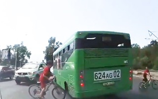 Video: Hai đứa trẻ mạo hiểm băng qua đường, tài xế xe buýt đánh lái tránh tai nạn thảm thương