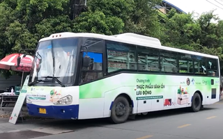 Video: Xe buýt tháo ghế, sơn sửa làm thành siêu thị mini phục vụ người dân TP.HCM