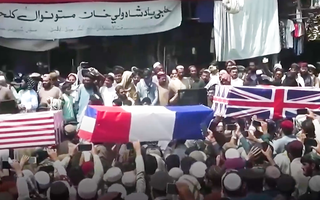 Video: Taliban ăn mừng, mang súng ống và 'quan tài giả' diễu hành ở Afghanistan