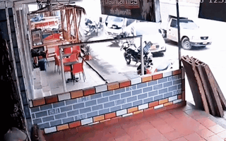 Video: Thót tim cảnh xe tải mất thắng, 'lùa' 13 ôtô và gây hư hại 10 căn nhà