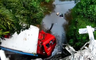 Video: Khoảnh khắc container đâm đầu xuống kênh