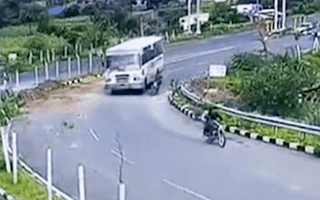 Video: Bị cuốn vào gầm xe buýt, người đàn ông lồm cồm bò ra, không tin mình còn sống