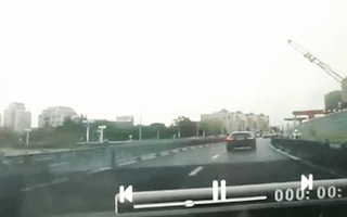 Video: Cần cẩu gãy đột ngột, đập nát ô tô đang chạy trên đường