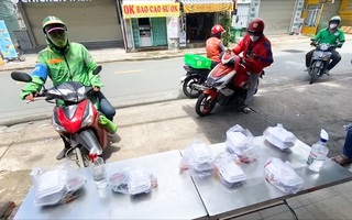 Video: Bán mang đi ở quận 7 'hồi sinh', shipper hối hả giao hàng