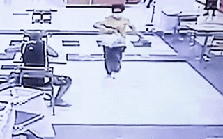 Video: Người đàn ông gạt chân khiến cô gái cướp tiệm vàng té ngã