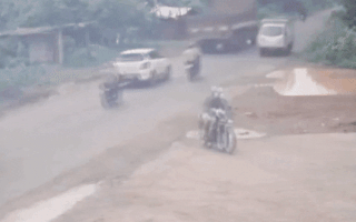 Video: Xe tải chở bình oxy phát nổ khiến 2 người đi xe máy bị thương