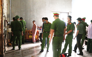 Video: Hàng trăm cảnh sát truy bắt nhóm thanh niên xông lên tàu cá tấn công ngư dân ở Quảng Bình