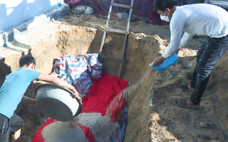 Video: Người dân Lý Sơn an táng cá voi khoảng 700kg ‘lụy’ vào đảo