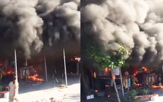 Video: Khói đen cuồn cuộn từ đám cháy thiêu rụi tài sản của 2 hộ kinh doanh ở Hải Dương