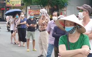 Video: 'Rồng rắn' xếp hàng mua bánh trung thu từ 4 giờ sáng ở Hà Nội