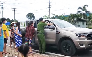 Video: Chiến sĩ công an trực chốt cho người dân mượn ôtô chở bệnh nhân đi cấp cứu