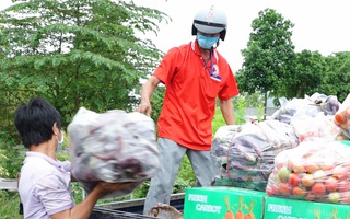 Video: Chủ vựa rau ở Sa Đéc chi gần 1 tỉ đồng mua hơn 150 tấn rau, củ tặng bà con