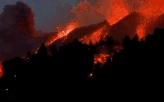 Video: Biển lửa trên đảo La Palma do dung nham bắn lên liên tục, hàng trăm gia đình Tây Ban Nha phải di tản