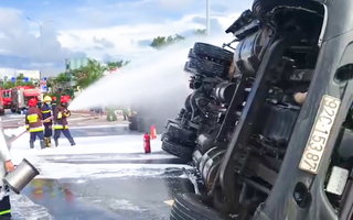 Video: Xe bồn chở 20 tấn gas bị lật ngửa khi ôm cua lên cầu vượt ở Đà Nẵng